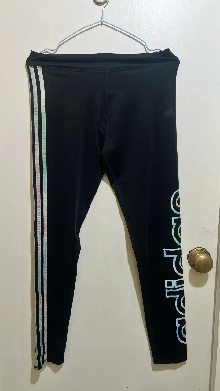 Leggings deportivos negros Adidas con rayas