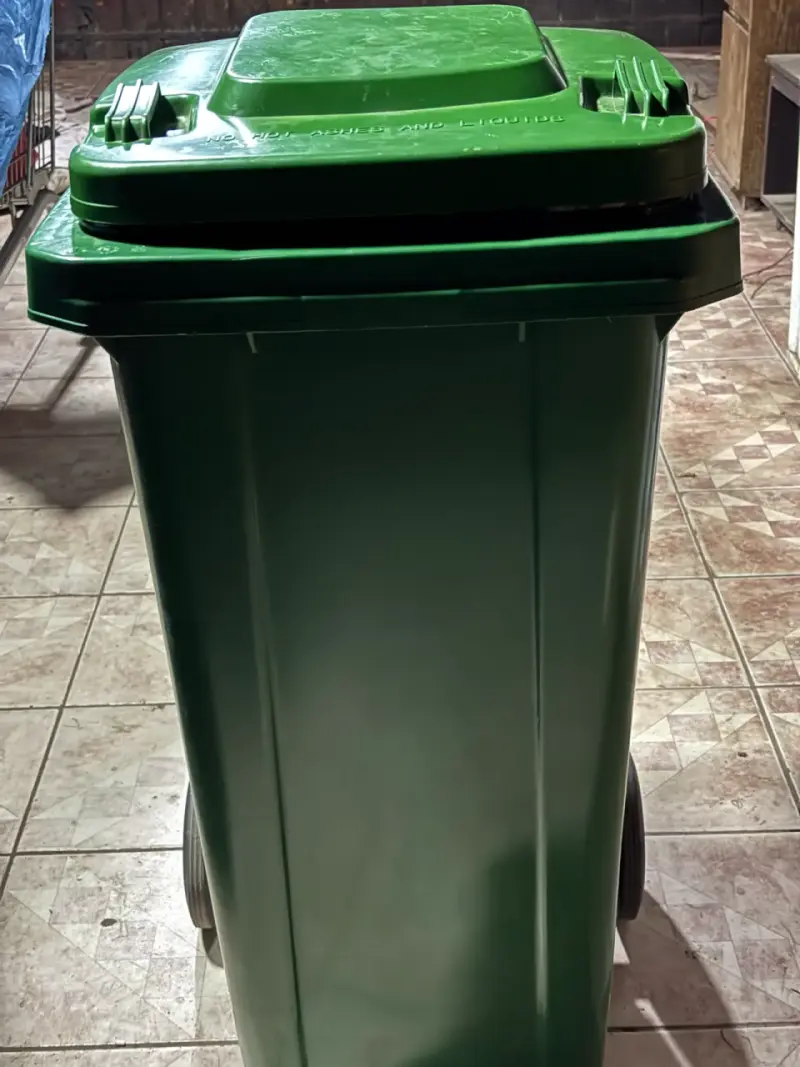 Contenedor de basura verde con ruedas 120L - 1