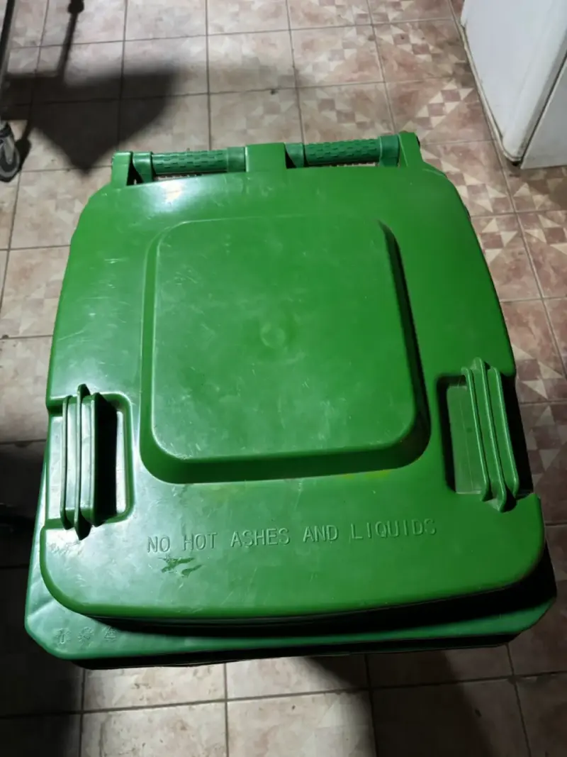 Contenedor de basura verde con ruedas 120L - 2