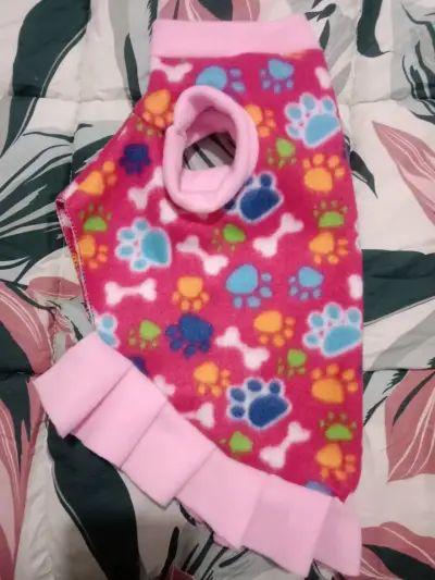 Abrigo polar para perro con diseño de huellas - miniatura 1