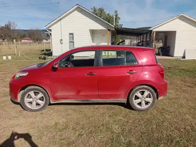Auto compacto rojo en buen estado - miniatura 1