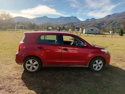 Auto compacto rojo en buen estado - miniatura 2