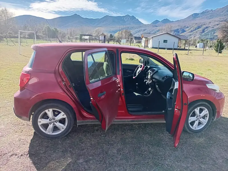 Auto compacto rojo en buen estado - 3
