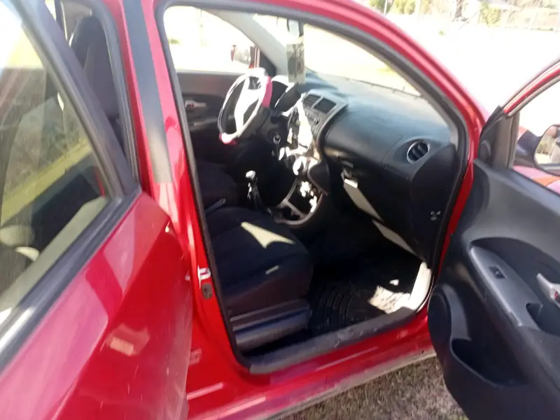 Auto compacto rojo en buen estado - 4