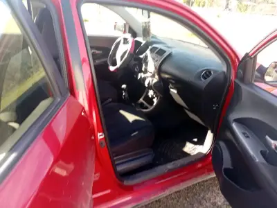Auto compacto rojo en buen estado - miniatura 4
