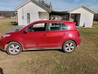 Auto compacto rojo en buen estado - miniatura 5