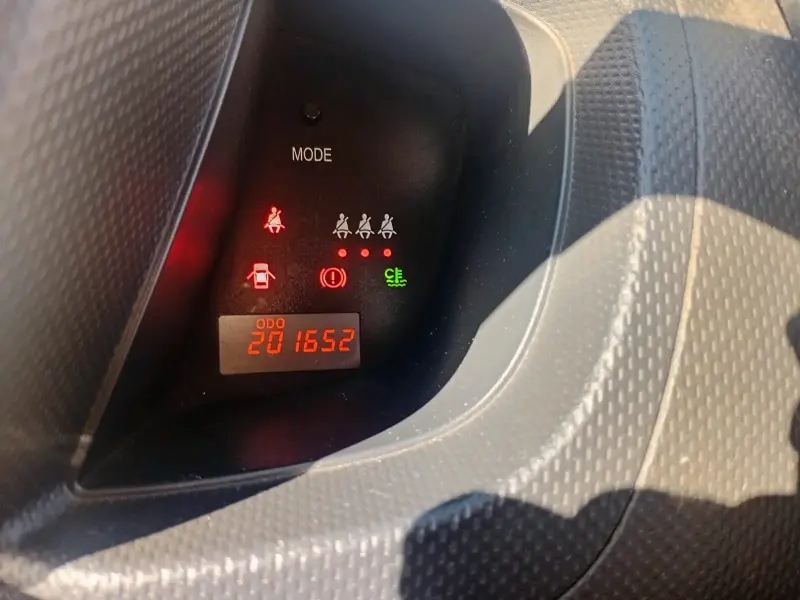 Auto compacto rojo en buen estado - 6