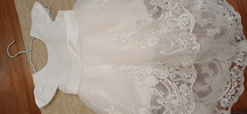 Vestido de bautizo blanco con encaje floral