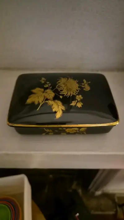 Caja decorativa negra con flores doradas - miniatura 1