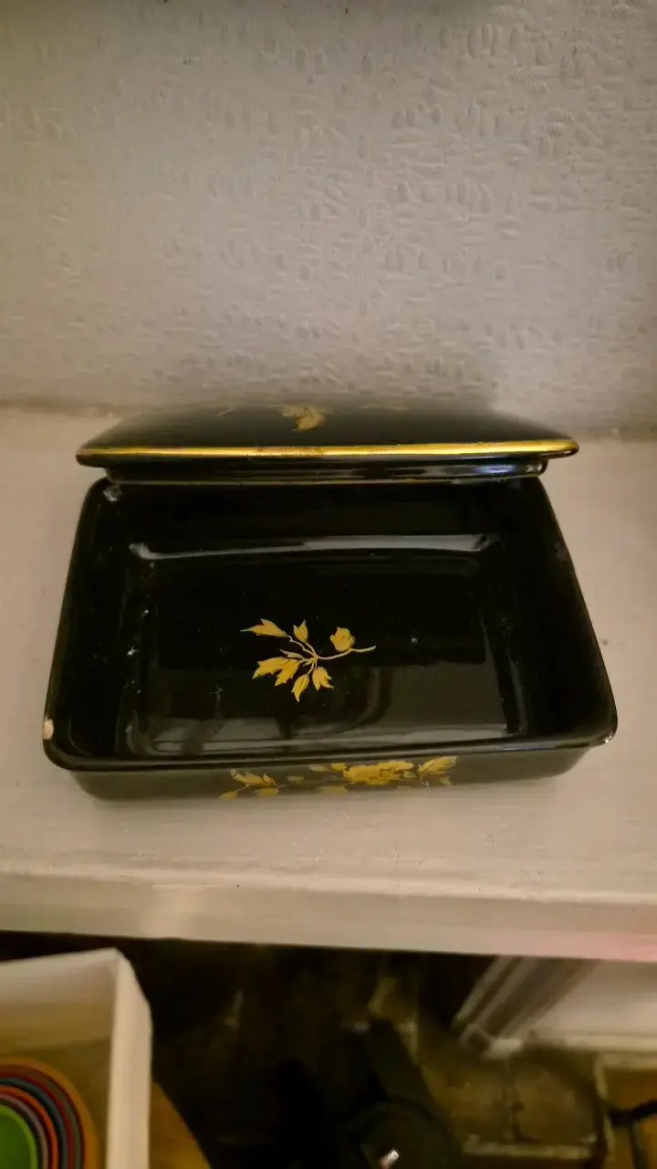 Caja decorativa negra con flores doradas - 2