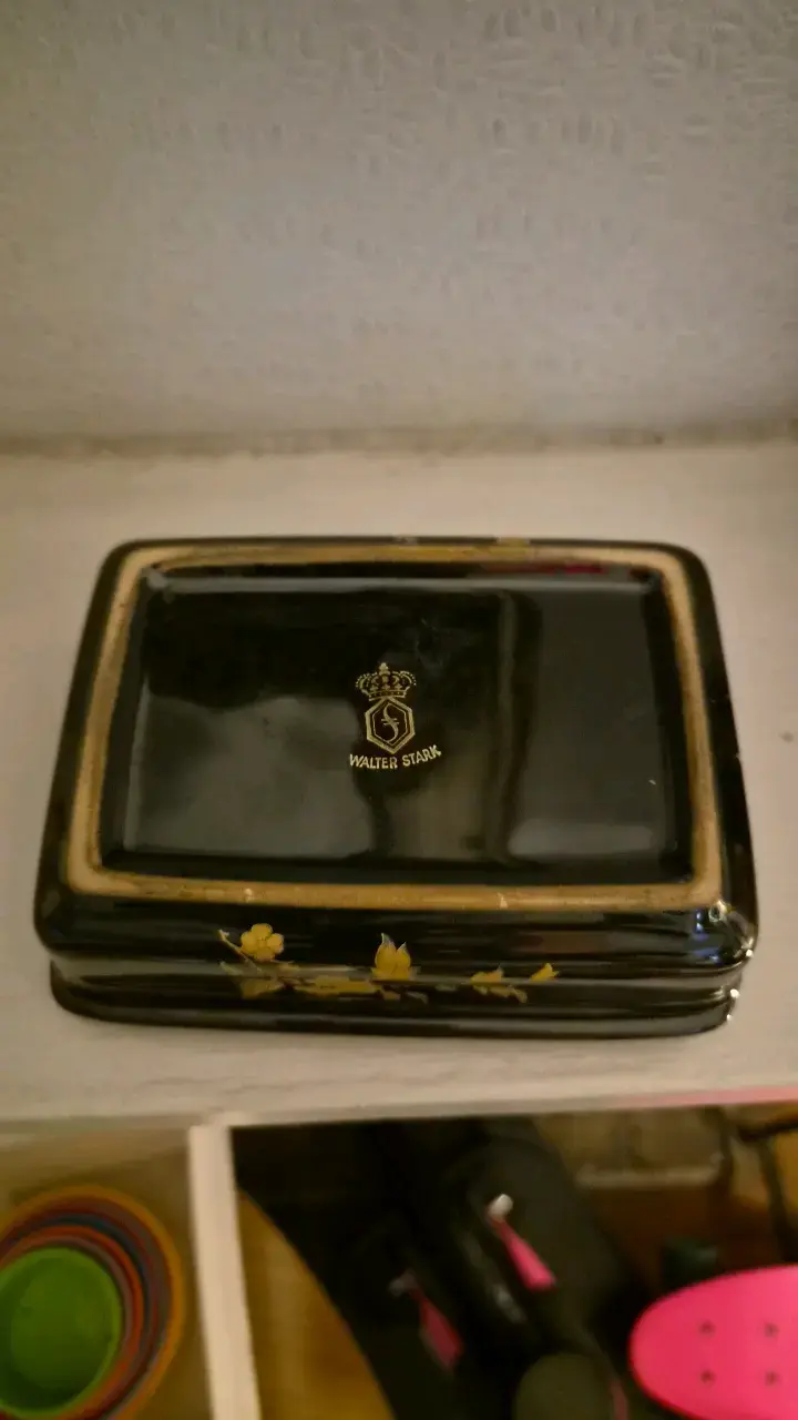 Caja decorativa negra con flores doradas - 3