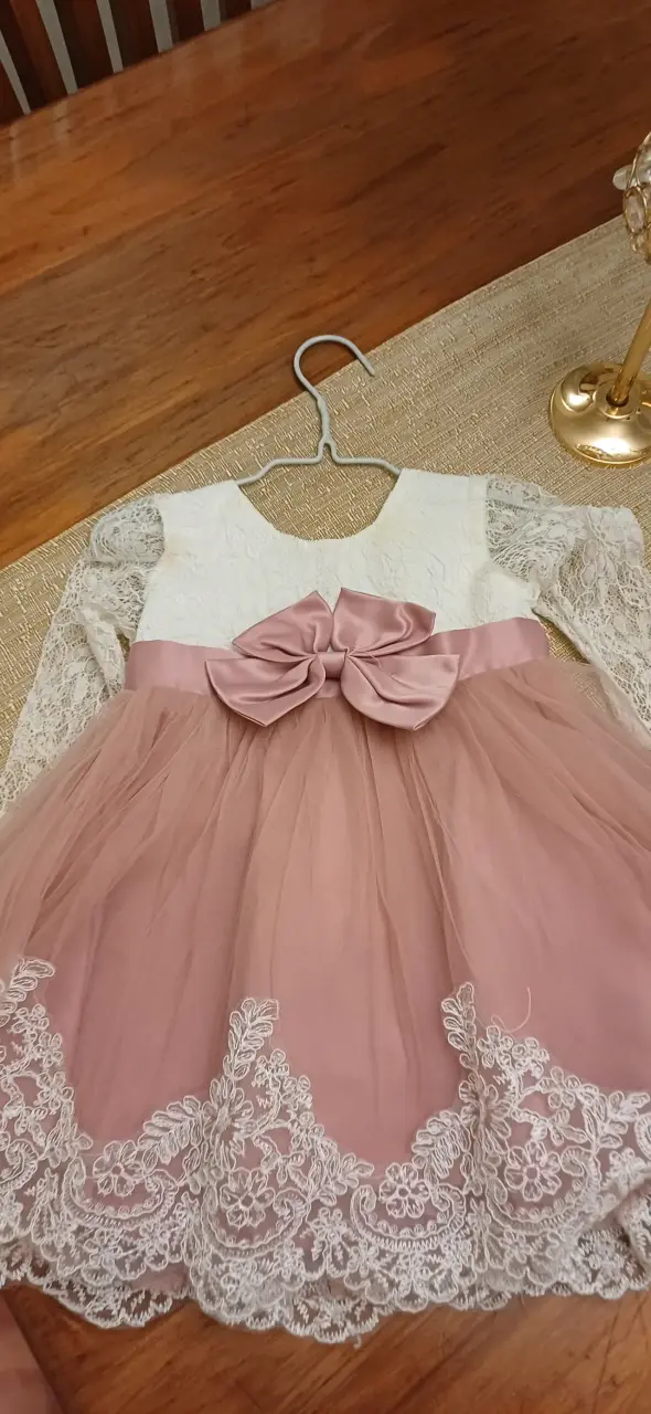 Vestido de encaje para niña con lazo rosa