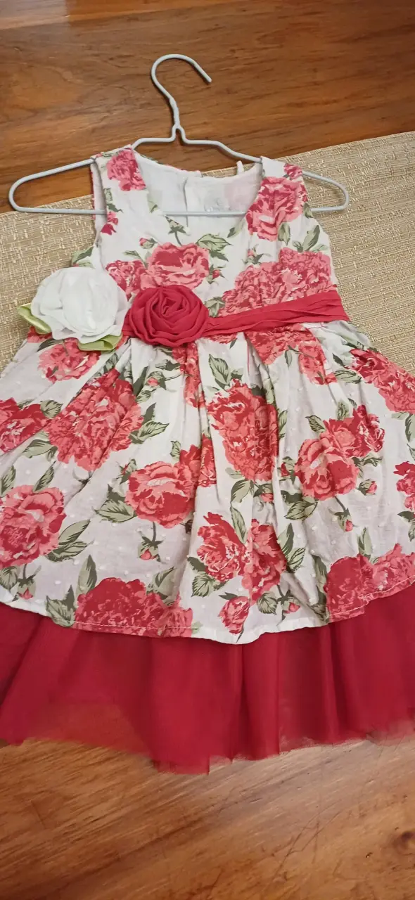 Vestido infantil floral con detalles en rosa