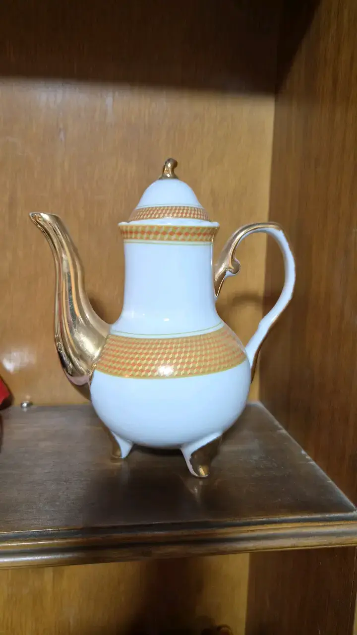 Tetera de porcelana con detalles dorados - 1