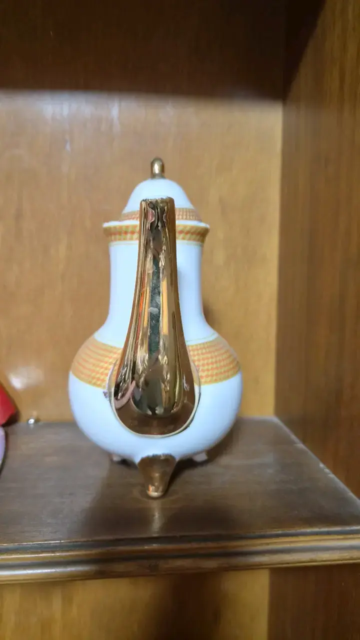 Tetera de porcelana con detalles dorados - 2