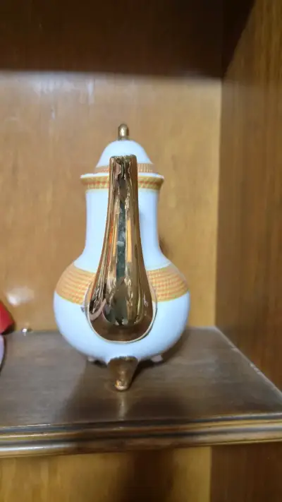 Tetera de porcelana con detalles dorados - miniatura 2