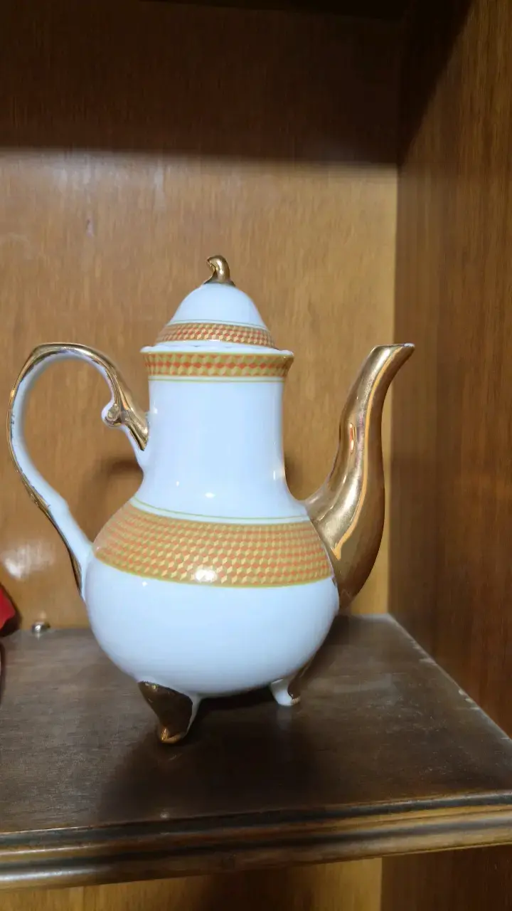 Tetera de porcelana con detalles dorados - 3