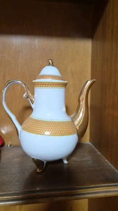Tetera de porcelana con detalles dorados - miniatura 3