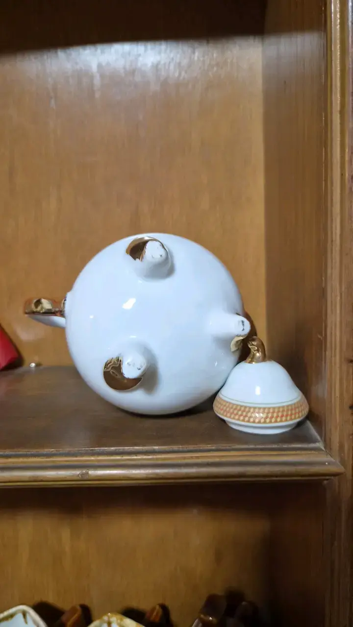 Tetera de porcelana con detalles dorados - 4
