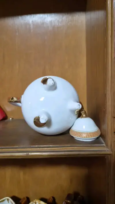 Tetera de porcelana con detalles dorados - miniatura 4