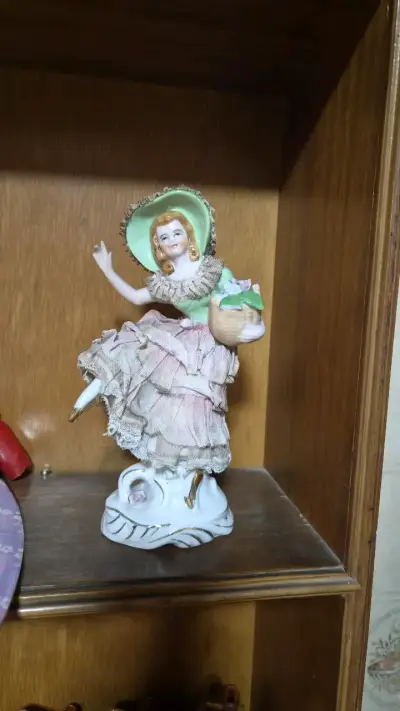 Figura de porcelana vintage con sombrero - miniatura 1