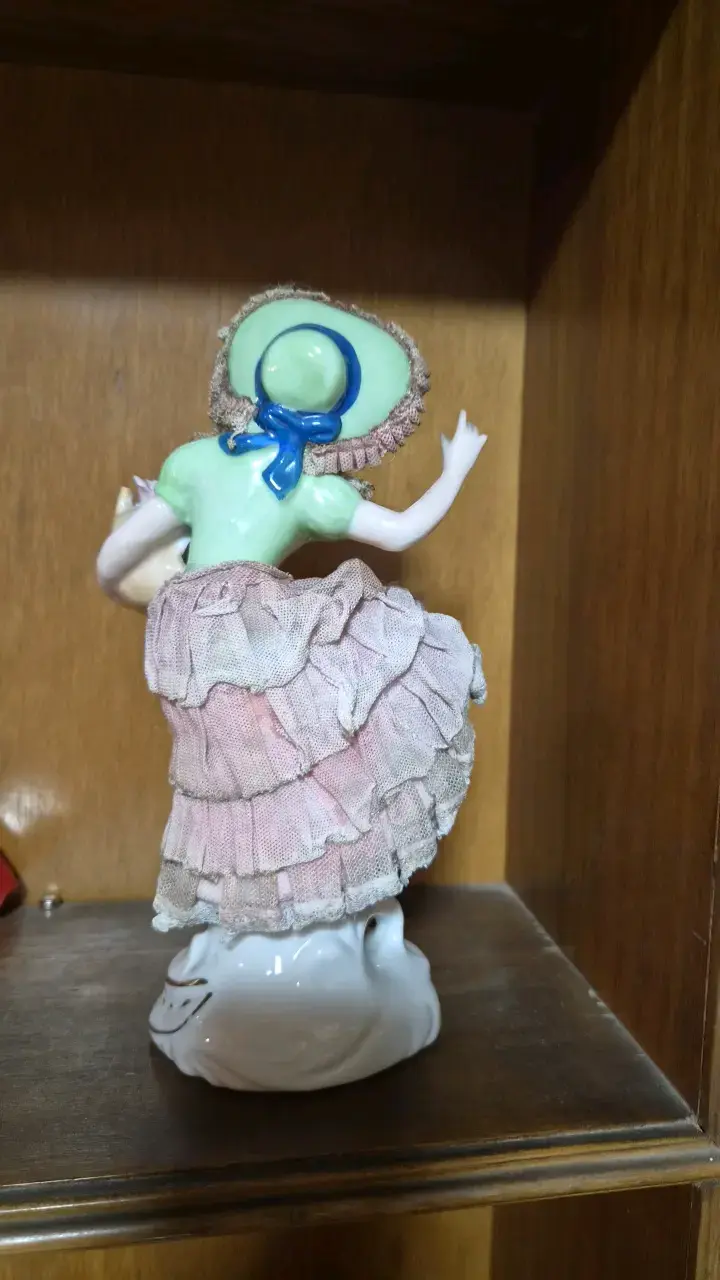 Figura de porcelana vintage con sombrero - 3