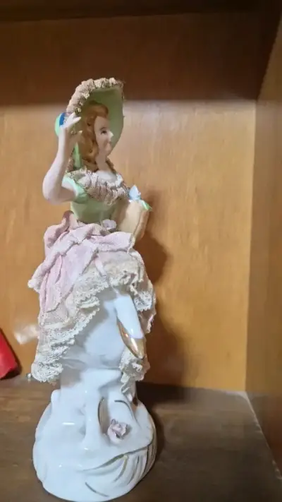Figura de porcelana vintage con sombrero - miniatura 4