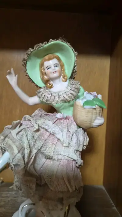 Figura de porcelana vintage con sombrero - miniatura 5