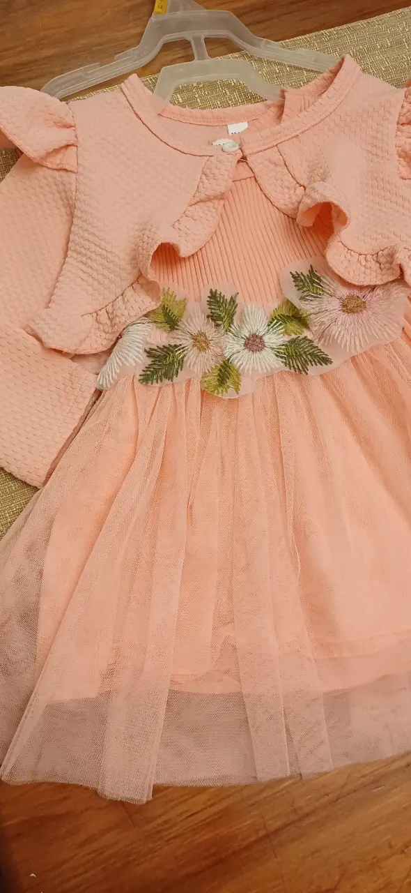 Vestido infantil rosa con flores bordadas