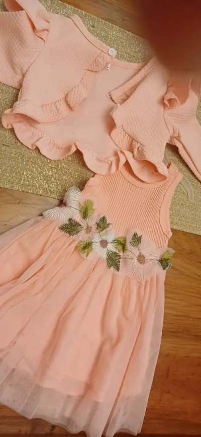 Vestido infantil rosa con flores bordadas - miniatura 4