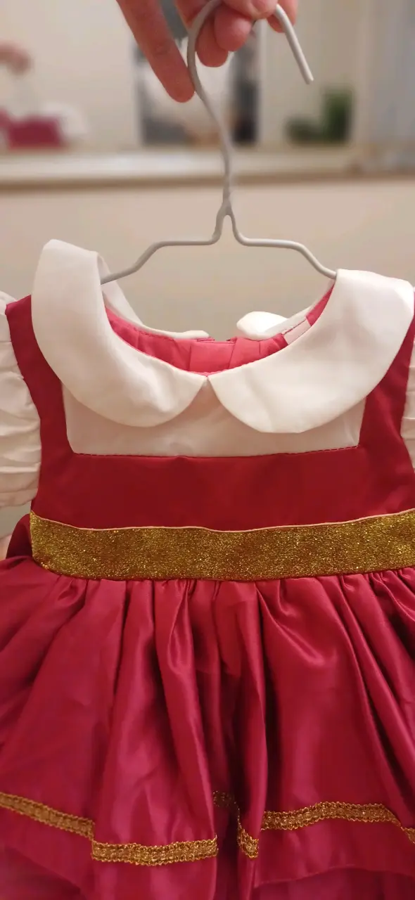 Vestido infantil rojo con detalles dorados