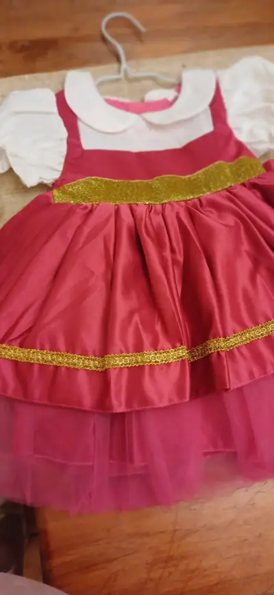 Vestido infantil rojo con detalles dorados - miniatura 2