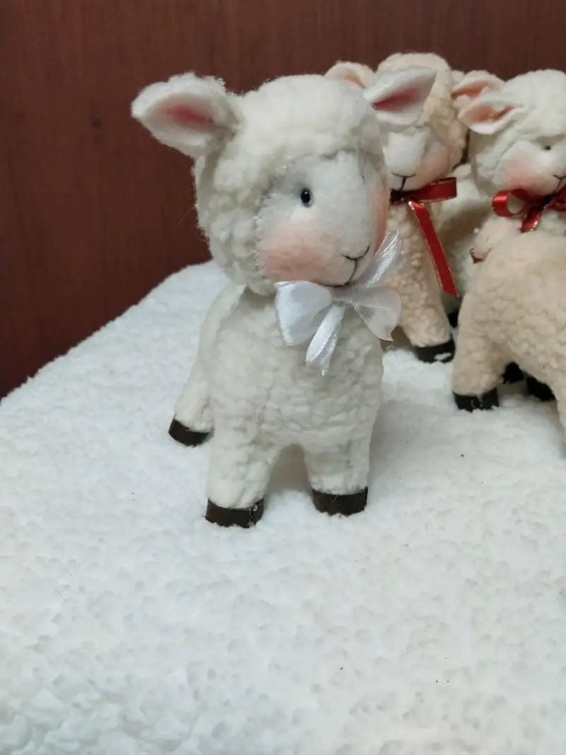 Ovejas de peluche con lazo decorativo - 2