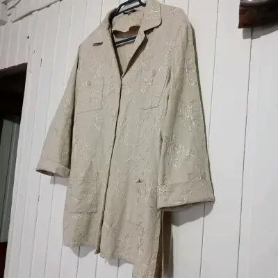 Chaqueta beige bordada floral para mujer - miniatura 1