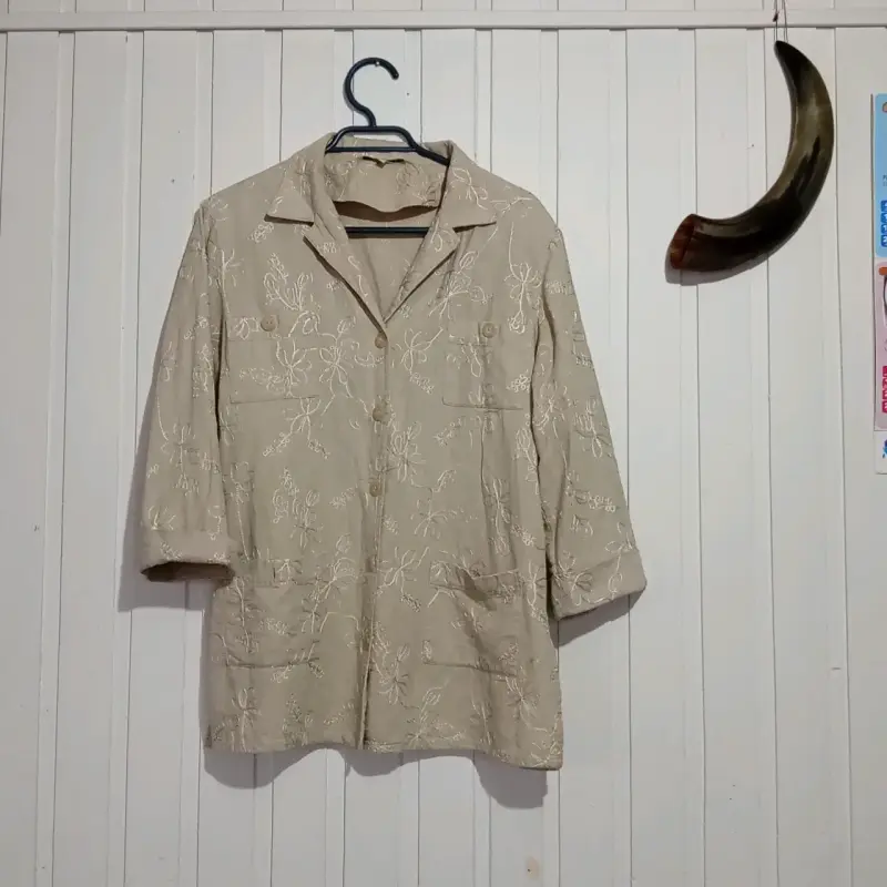 Chaqueta beige bordada floral para mujer - 2
