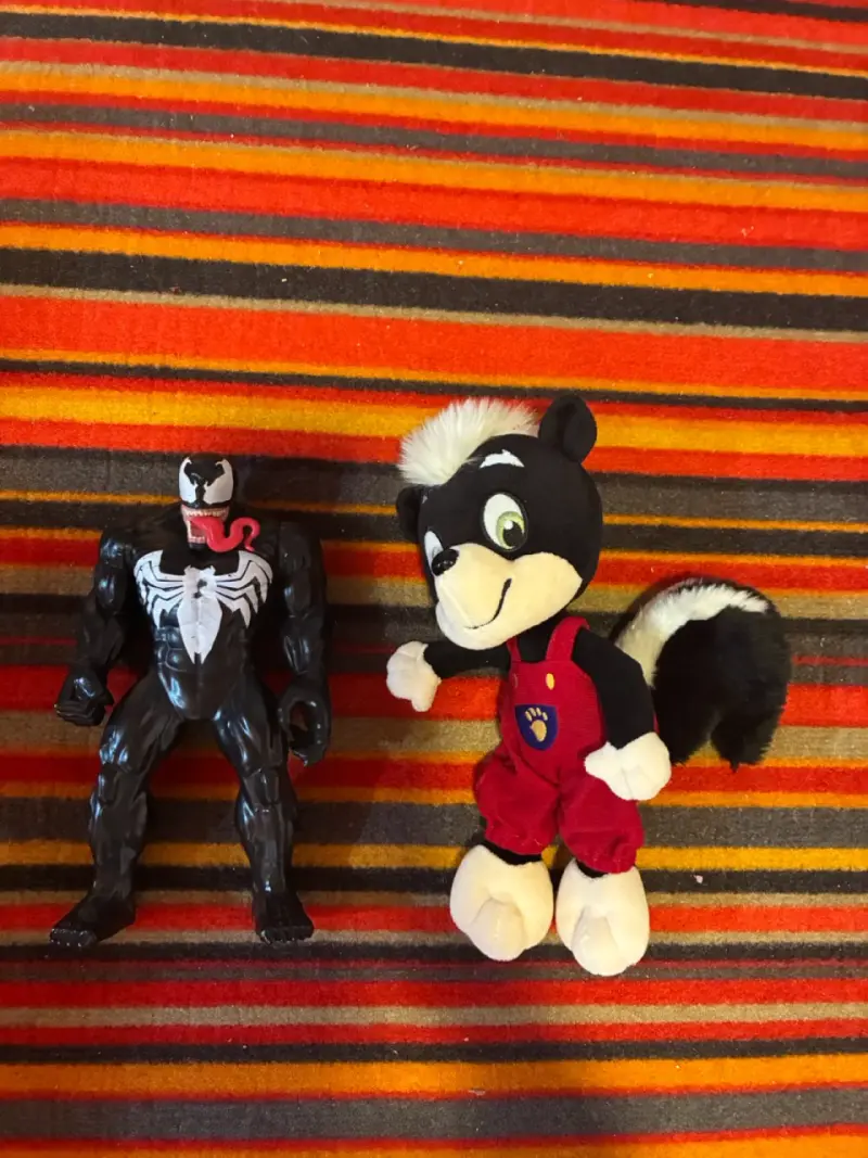 Figura de acción y peluche skunk