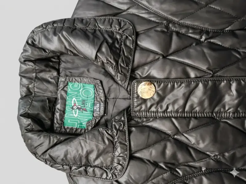 Parka acolchada negra con botones dorados - 3