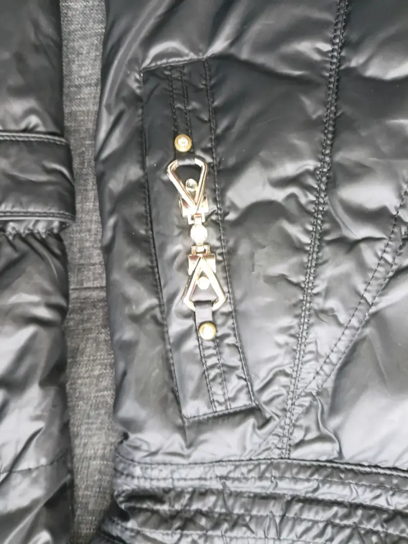 Parka acolchada negra con botones dorados - 4
