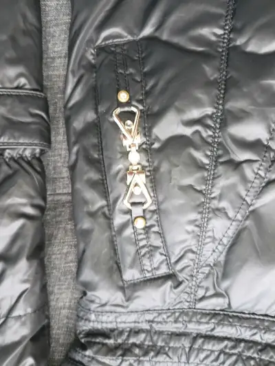 Parka acolchada negra con botones dorados - miniatura 4