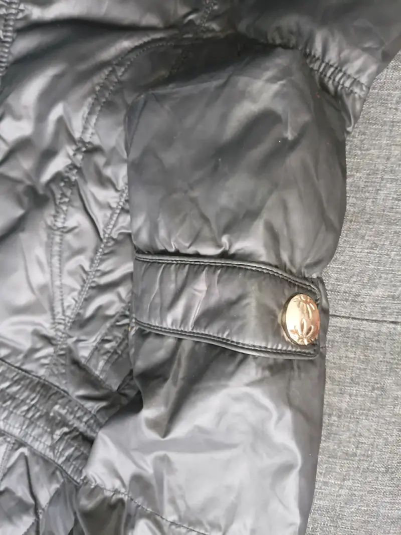 Parka acolchada negra con botones dorados - 5