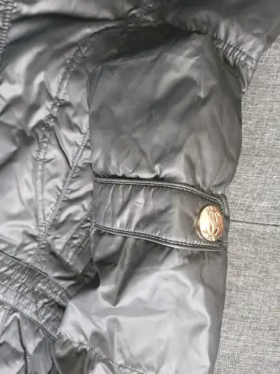 Parka acolchada negra con botones dorados - miniatura 5