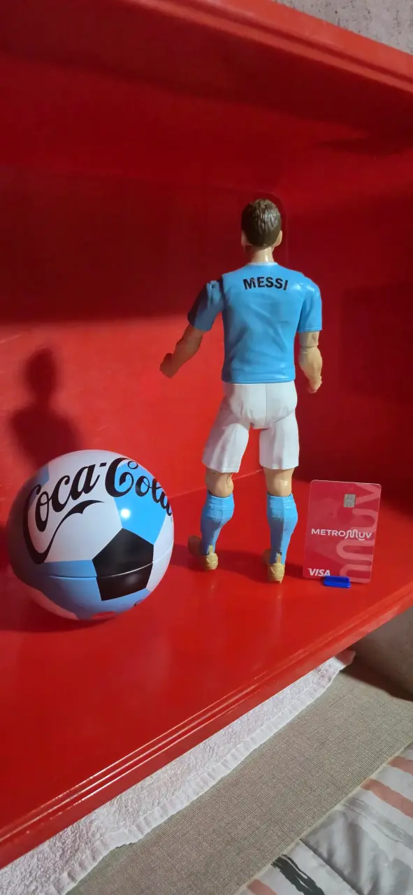 Figura de acción de futbolista con balón - 1