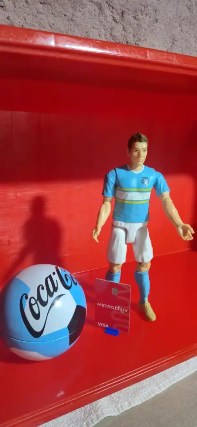 Figura de acción de futbolista con balón - miniatura 3