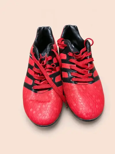Zapatillas deportivas rojas para fútbol - miniatura 1
