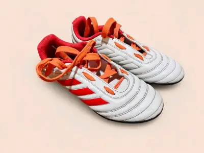Zapatillas deportivas blancas con detalles rojos - miniatura 1