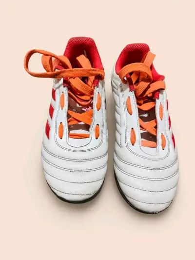Zapatillas deportivas blancas con detalles rojos - miniatura 2