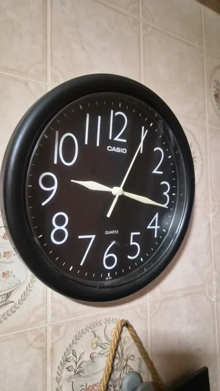 Reloj de pared Casio negro clásico