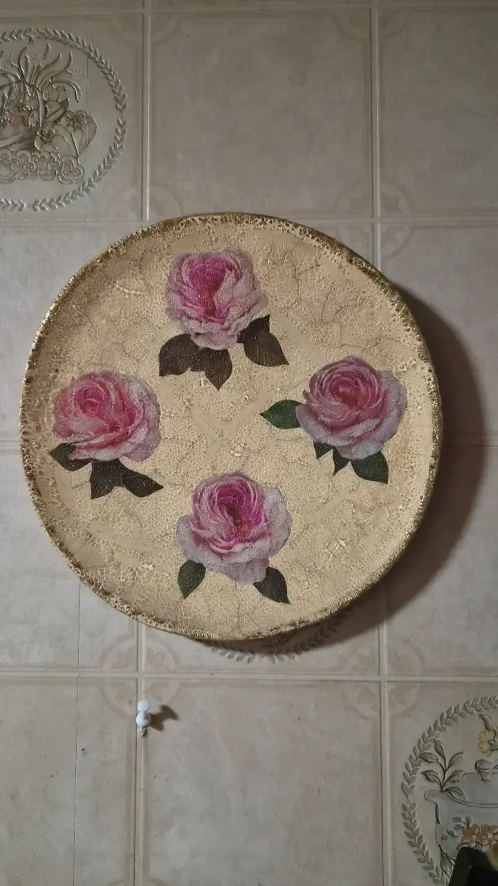 Plato decorativo con rosas pintadas a mano