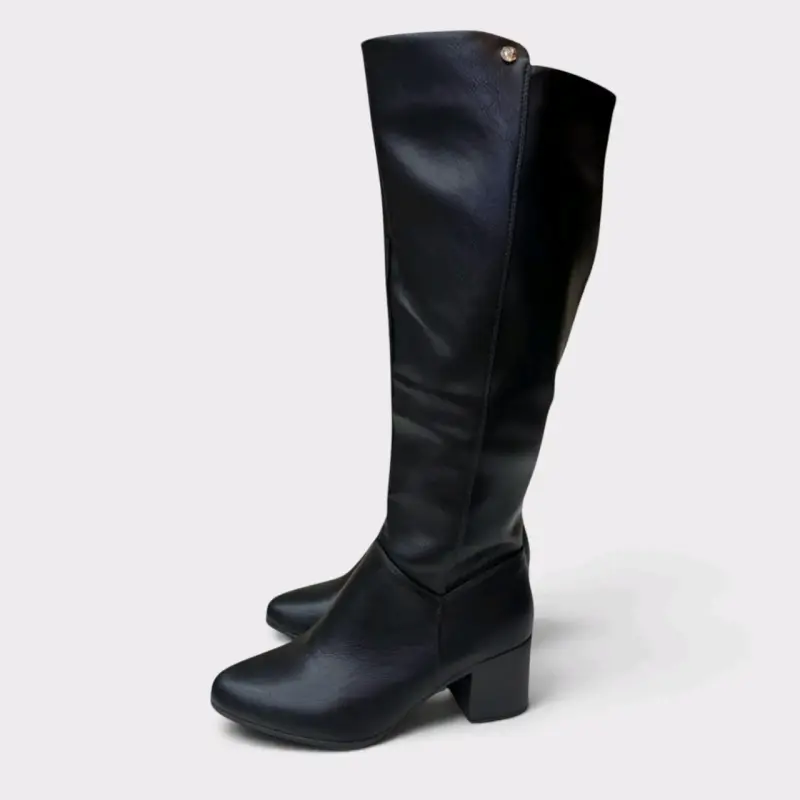 Botas negras de cuero con tacón