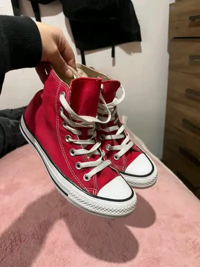 Zapatillas rojas de lona estilo urbano - miniatura 1